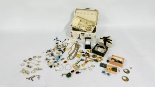 A COLLECTION OF ASSORTED GOOD QUALITY COSTUME JEWELLERY TO INCLUDE RINGS, EARRINGS, BROOCHES,