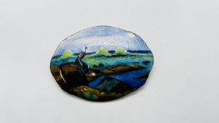 AN UNUSUAL VINTAGE SILVER ENAMELLED BROOCH DEPICTING A SEASCAPE SCENE (SMALL CHIP WITHIN THE