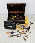 A TIN TRUNK AND CONTENTS TO INCLUDE ASSORTED SHED SUNDRIES AND TOOLS ETC.
