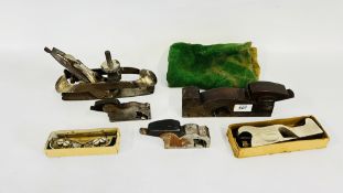 A GROUP OF 5 VINTAGE CARPENTRY PLANES TO INCLUDE STANLEY No 20 COMPASS PLANE, SHOULDER PLANE,