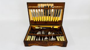 AN OAK CASED CANTEEN OF CUTLERY.