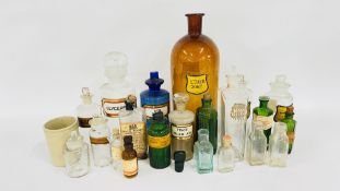 A COLLECTION OF VINTAGE APOTHECARY BOTTLES AND JARS TO INCLUDE A BLUE GLASS EXAMPLE MARKED SYR.