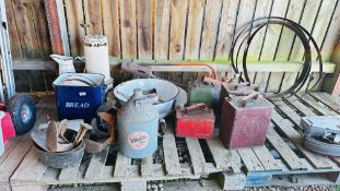 A COLLECTION OF VINTAGE METAL AND ENAMEL WARES TO INCLUDE SHELL FUEL CANS, ENAMEL BOWLS AND JUG,