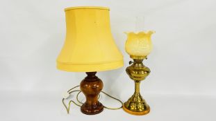 A HAND TURNED WOODEN TABLE LAMP WITH CREAM SHADE ALONG WITH A TWIN BURNER BRASSED TABLE OIL LAMP -