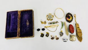 A COLLECTION OF MAINLY VINTAGE JEWELLERY TO INCLUDE SILVER BADGES, JET TYPE EARRINGS, TIE CLIP ETC.