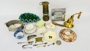 A GROUP OF CERAMICS TO INCLUDE A VINTAGE ROYAL HAEGER R1327 U.S.A.