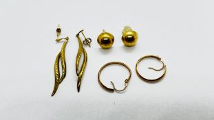 A PAIR OF 9CT GOLD STUD EARRINGS, 2 X YELLOW METAL HOOPS, PAIR OF YELLOW METAL DROP EARRINGS.