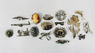 A GROUP OF APPROX 17 SILVER AND WHITE METAL BROOCHES TO INCLUDE ENGRAVED,