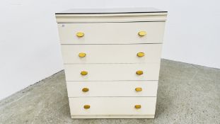 A PAIR OF MODERN CREAM FINISH 5 DRAWER CHESTS WITH SMOKED GLASS TOPS, W 82CM D 49CM H 100CM.