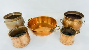 A VINTAGE COPPER TWO HANDLED PAN AND A PAIR OF TWO HANDLED POTS AND TWO FURTHER COPPER POTS.