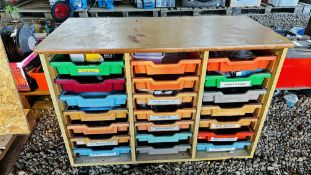A 21 DRAWER FILING UNIT, THE PLASTIC DRAWERS CONTAINING A LARGE QUANTITY FIXINGS,