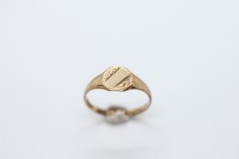 FIVE VARIOUS RINGS TO INCLUDE A 9CT GOLD KEEPER STYLE RING, 9CT GOLD SIGNET RING,
