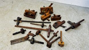 A BOX CONTAINING ANTIQUE CARPENTRY HAND TOOLS TO INCLUDE REBATE PLANES EXAMPLES MARKED GRIFFITHS