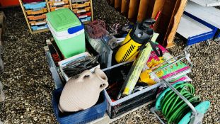 A QUANTITY OF GARDENING AND OUTDOOR EFFECTS TO INCLUDE GARDEN SPRAYER, WOLFGARTEN GARDEN MULTI TOOL,