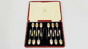 A CASED SET OF 12 SILVER TEASPOONS AND SUGAR TONGS, LONDON 1918 MAKER D.F.