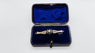 A VINTAGE YELLOW METAL DIAMOND SET BROOCH IN A FITTED VELVET LINED BOX.