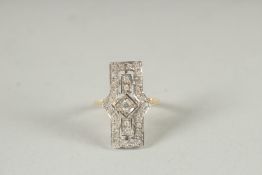 A GOOD 18CT GOLD DIAMOND SET DECO STYLE RING.