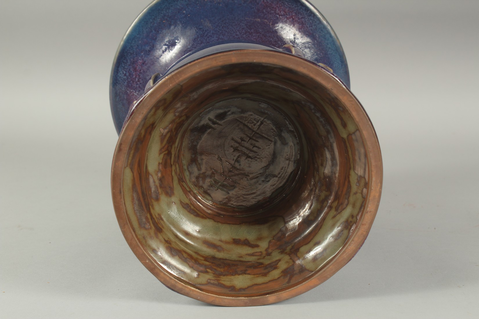 A LARGE CHINESE JUN WARE PORCELAIN VASE, 27cm high. - Image 6 of 7