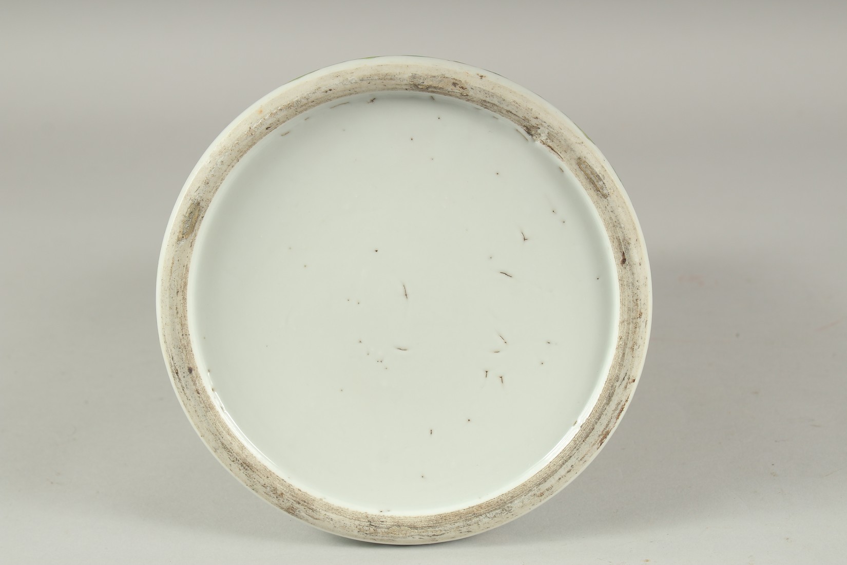 A CHINESE FAMILLE VERTE PORCELAIN LAMP, painted with panels of figures and birds, 31cm high (af). - Image 10 of 10