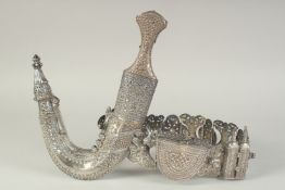 A FINE OMANI / EMIRATI SILVER DAGGER AND BELT, heavy solid silver.