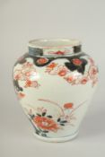 A JAPANESE EDO PERIOD IMARI PORCELAIN VASE, 17cm high.