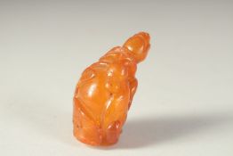 A CHINESE AMBER SNUFF BOTTLE, 5cm high.