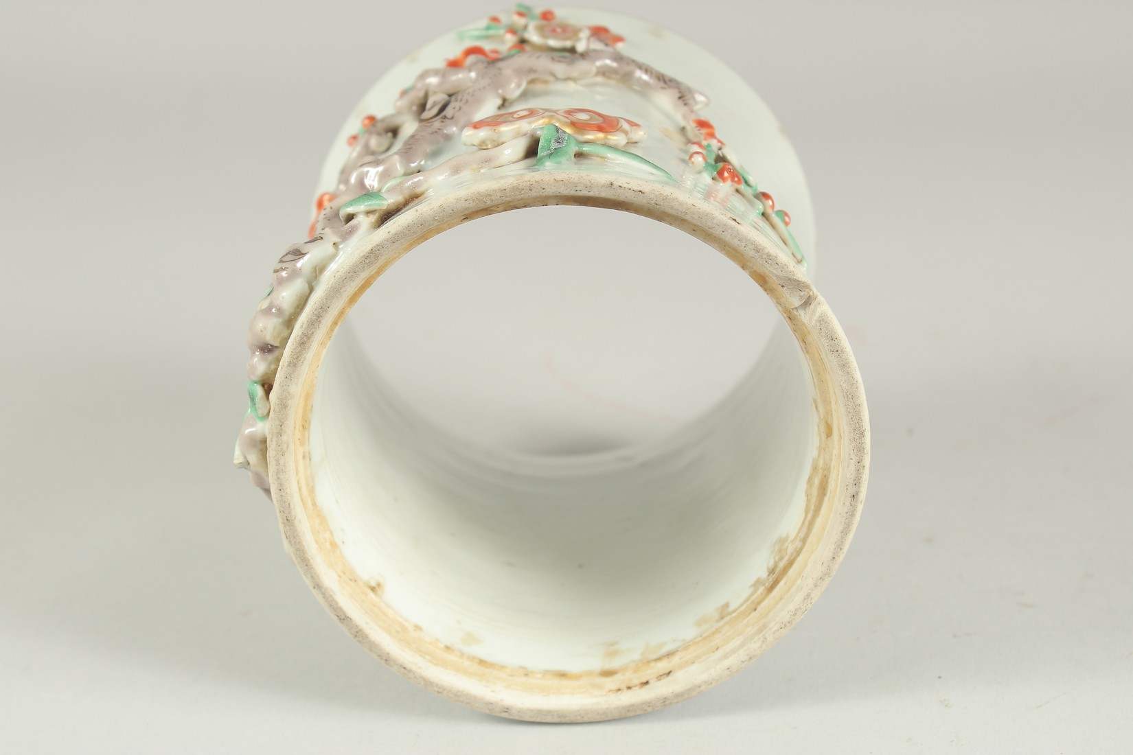 A CHINESE PORCELAIN RELIEF DECORATED SLEEVE SECTION - POSSIBLY FROM A VASE, the moulded relief - Image 6 of 6