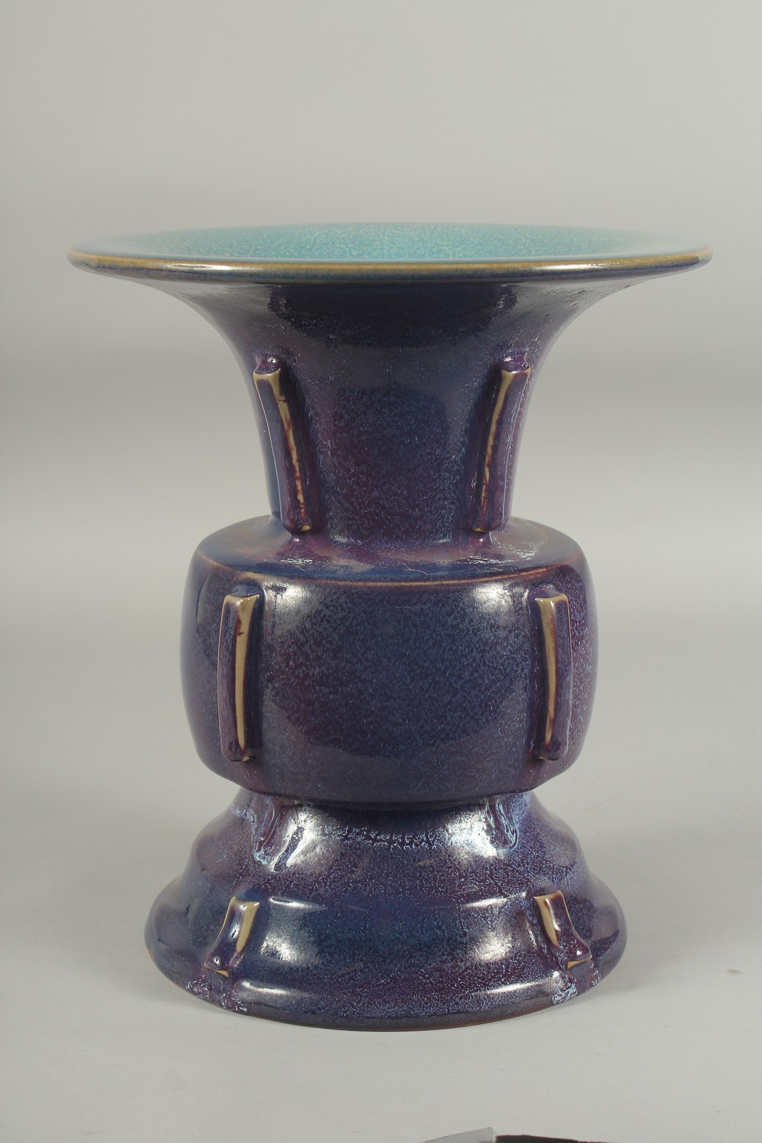 A LARGE CHINESE JUN WARE PORCELAIN VASE, 27cm high.