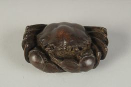 A JAPANESE BRONZE OKIMONO OF A CRAB, 7cm wide.