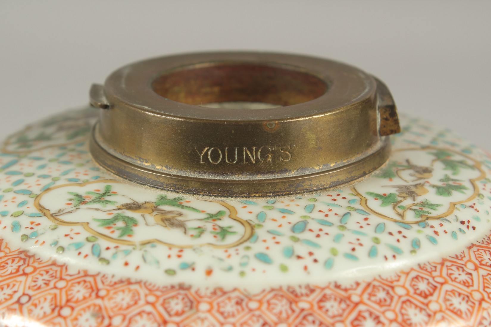 A CHINESE FAMILLE VERTE PORCELAIN LAMP, painted with panels of figures and birds, 31cm high (af). - Image 6 of 10