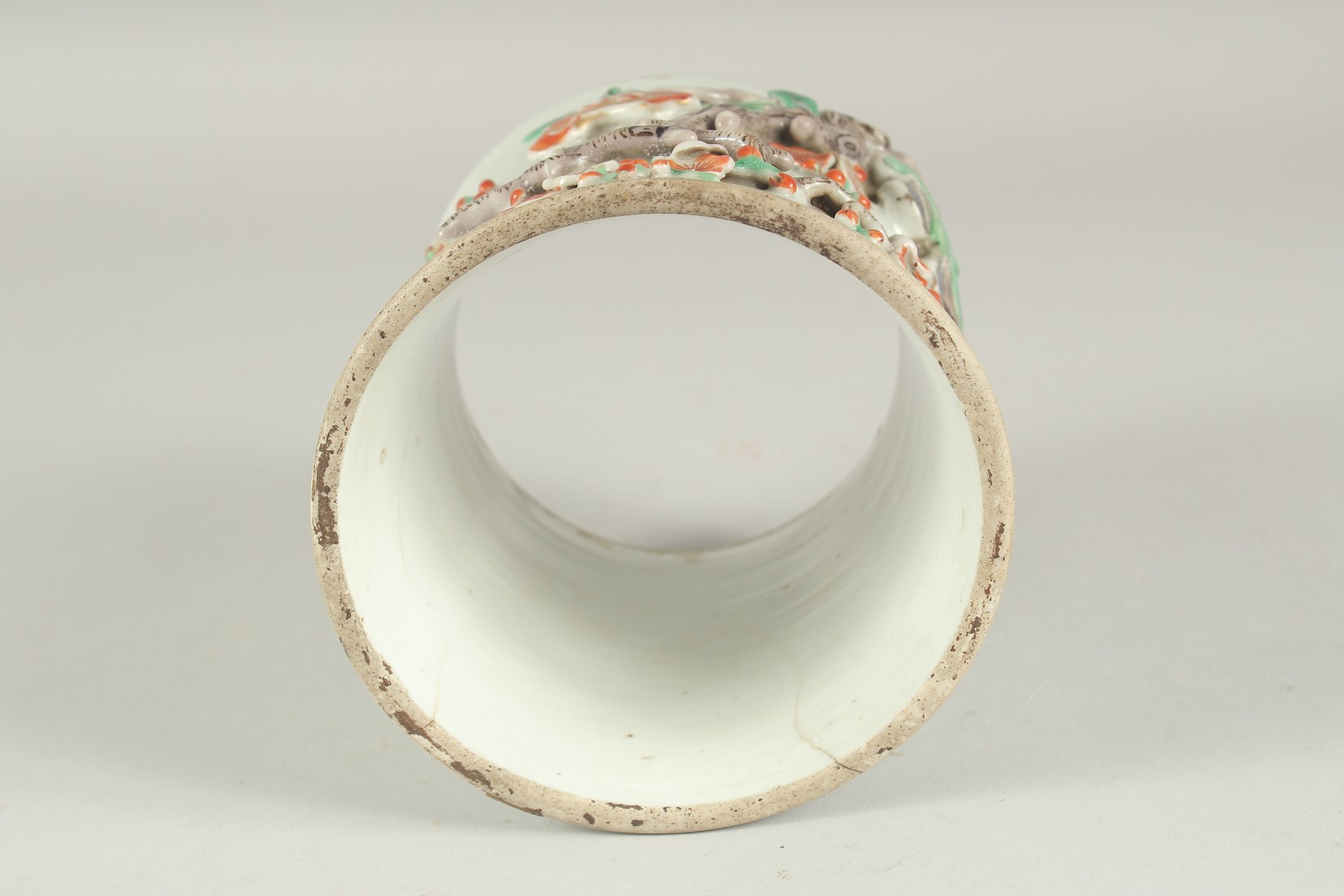 A CHINESE PORCELAIN RELIEF DECORATED SLEEVE SECTION - POSSIBLY FROM A VASE, the moulded relief - Image 5 of 6