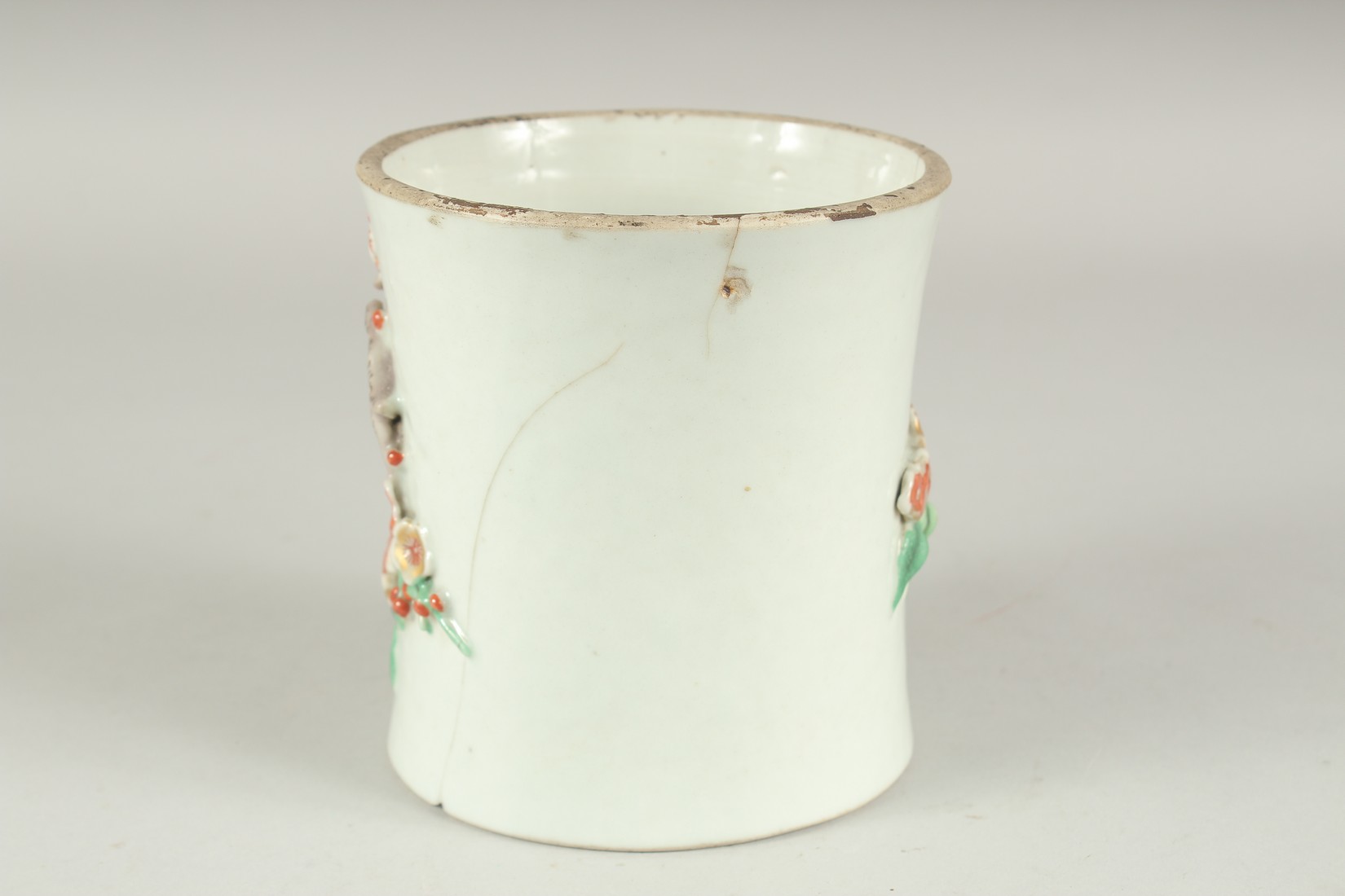 A CHINESE PORCELAIN RELIEF DECORATED SLEEVE SECTION - POSSIBLY FROM A VASE, the moulded relief - Image 4 of 6