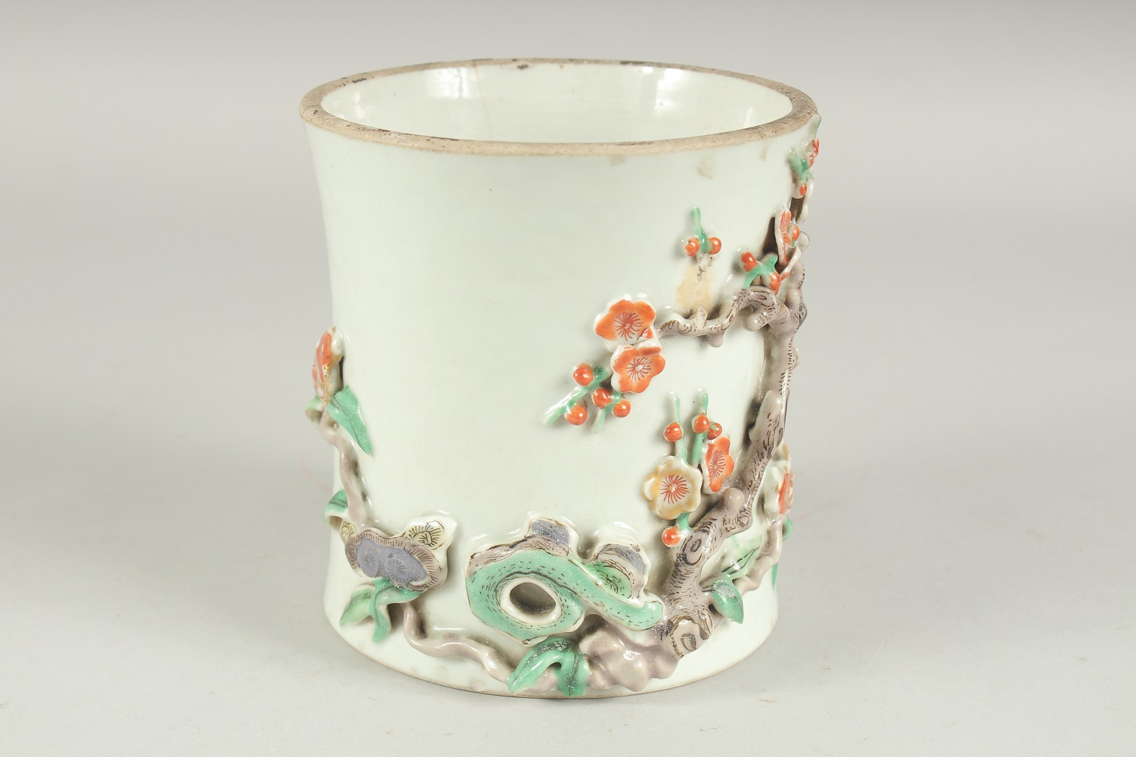 A CHINESE PORCELAIN RELIEF DECORATED SLEEVE SECTION - POSSIBLY FROM A VASE, the moulded relief - Image 2 of 6