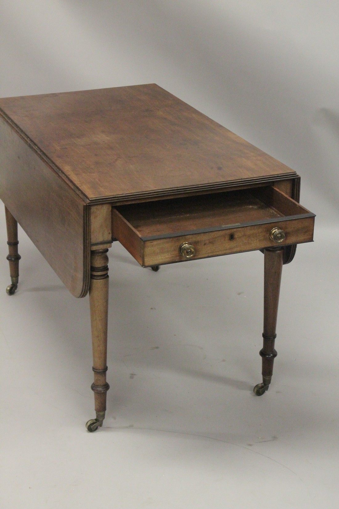 A LARGE 19TH CENTURY GILLOW MODEL MAHOGNAY PEMBROKE TABLE with reeded edge, folding flaps and - Image 5 of 5