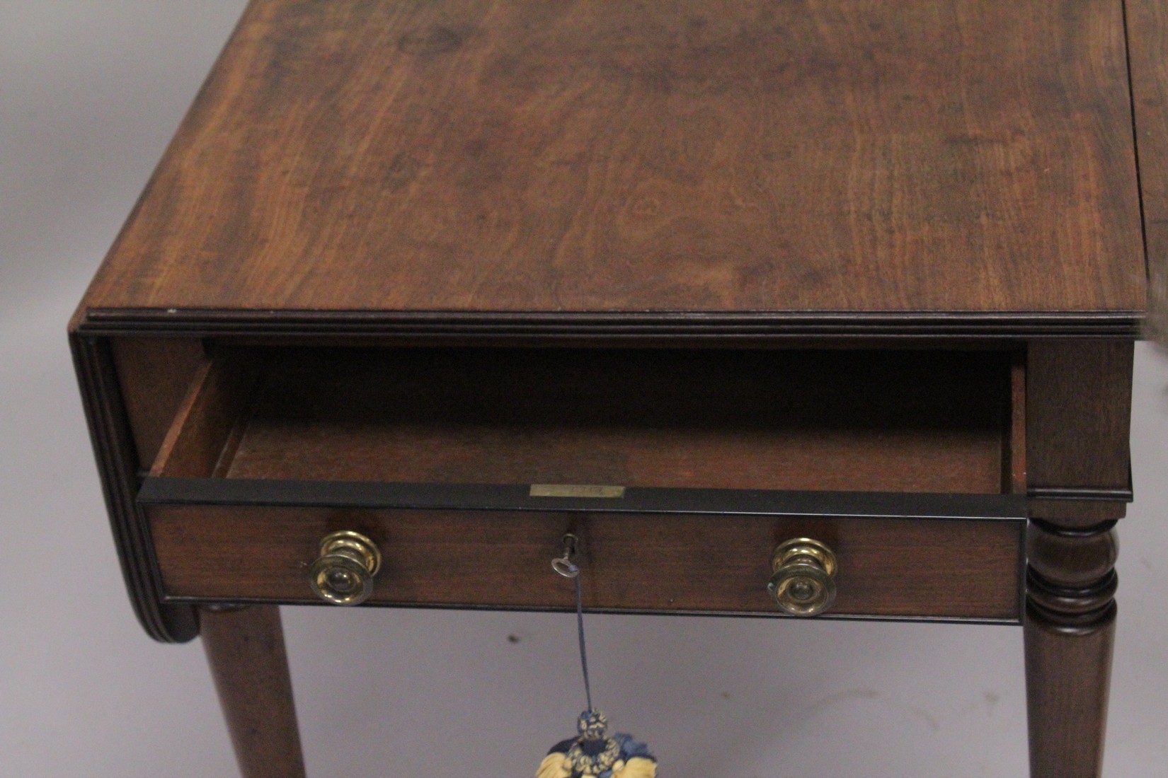A LARGE 19TH CENTURY GILLOW MODEL MAHOGNAY PEMBROKE TABLE with reeded edge, folding flaps and - Image 3 of 5