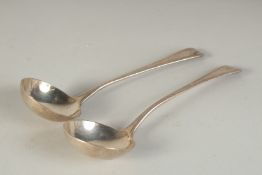 A PAIR OF GEORGE IV SILVER SAUCE LADLES. London 1824. Maker: C. E.