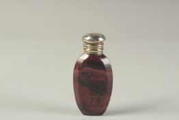 A SILVER TOP AGATE SCENT BOTTLE. 2.75ins long.