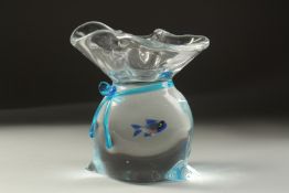 VITTORIO CONSTANTINI. A GLASS VASE inset with a fish. Signed 5ins high. 1089.