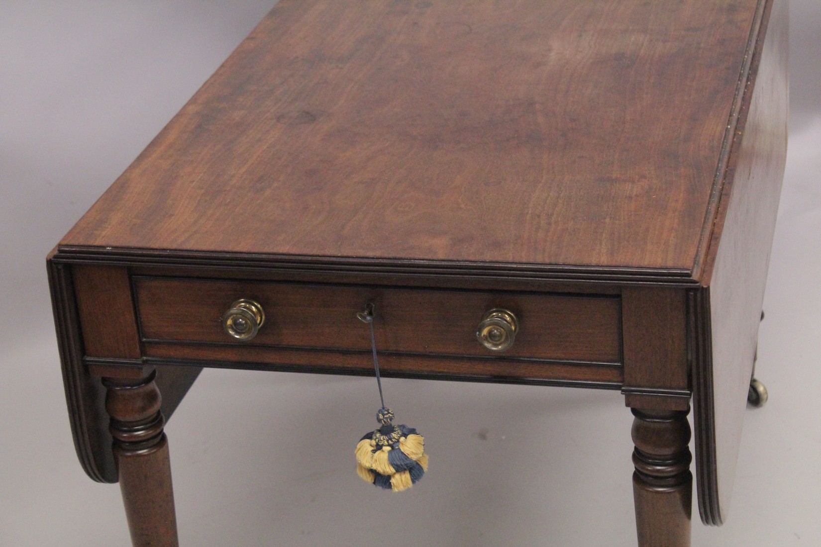 A LARGE 19TH CENTURY GILLOW MODEL MAHOGNAY PEMBROKE TABLE with reeded edge, folding flaps and - Image 2 of 5