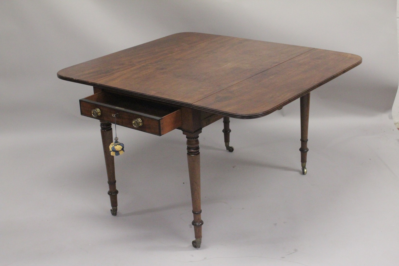A LARGE 19TH CENTURY GILLOW MODEL MAHOGNAY PEMBROKE TABLE with reeded edge, folding flaps and - Image 4 of 5