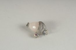 A RUSSIAN ROSE QUARTZ CHICK PENDANT.