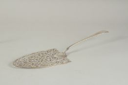 A GEORGE III SILVER PIERCED CAKE SLICE. London 1771. Maker: T. N.