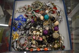 A quantity of bijouterie.