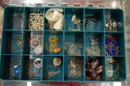 A quantity of jewellery.