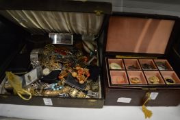 A large quantity of bijouterie.