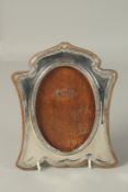 A SHAPED SILVER MOUNTED PHOTOGRAPH FRAME. 7.5ins x 6ins. Birmingham 1905.