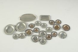 sA SET OF SIX MINIATURE PLATES 2cms and twelve plates 1.5cms, two plates 3cms and two trays.