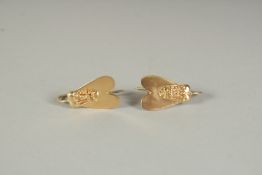 A PAIR OF 18CT YELLOW GOLD EGYPTIAN FLY SHAPED EARRINGS.