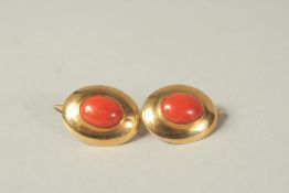 A GOOD PAIR OF 18CT GOLD AND CORAL EARRINGS.