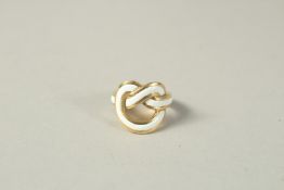 A GOLD AND ENAMEL ROPE RING.
